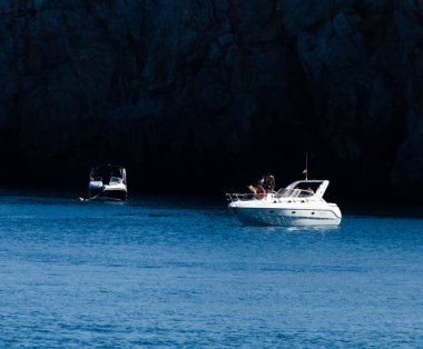 La Herradura, İspanya - 26 Mayıs 2018 A güzel bay lüks yatların ve motorlu tekneler içinde turistik sahil kasaba, La Herradura kişilerle