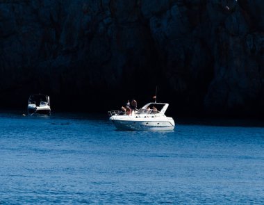 La Herradura, İspanya - 26 Mayıs 2018 A güzel bay lüks yatların ve motorlu tekneler içinde turistik sahil kasaba, La Herradura kişilerle