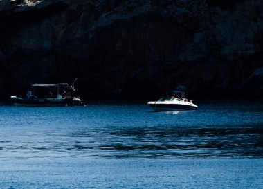 La Herradura, İspanya - 26 Mayıs 2018 A güzel bay lüks yatların ve motorlu tekneler içinde turistik sahil kasaba, La Herradura kişilerle