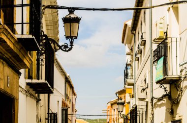 Baena, İspanya - 12 Eylül 2018 boş İspanyol sokaklarda Cordoba, eski Endülüs karakteristik mimarisi yanında küçük bir kasabasında