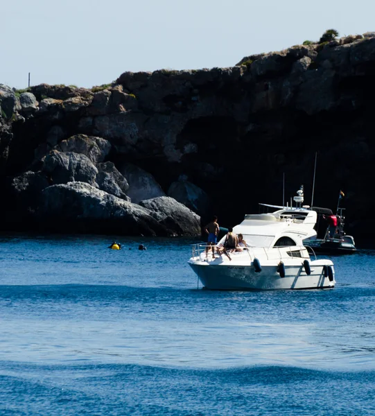 La Herradura, İspanya - 26 Mayıs 2018 A güzel bay lüks yatların ve motorlu tekneler içinde turistik sahil kasaba, La Herradura kişilerle