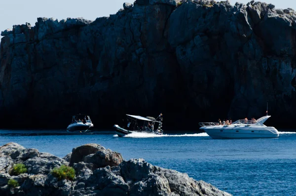 La Herradura, İspanya - 26 Mayıs 2018 A güzel bay lüks yatların ve motorlu tekneler içinde turistik sahil kasaba, La Herradura kişilerle