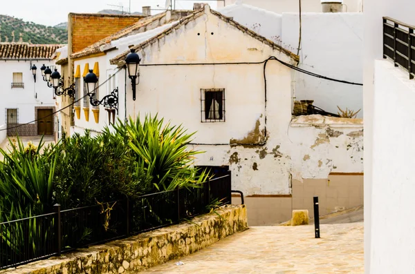 Baena, İspanya - 12 Eylül 2018 boş İspanyol sokaklarda Cordoba, eski Endülüs karakteristik mimarisi yanında küçük bir kasabasında