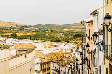 Baena, İspanya - Cordoba, eski Endülüs karakteristik mimarisi yanında eski bir İspanyol şehir panoraması 12 Eylül 2018 A