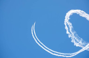 Torre Del Mar, İspanya - 29 Temmuz 2018 uçakları uçan plaj bir sahil kasabasında, Andalusia içinde airshow akrobasi üzerinden