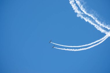 Torre Del Mar, İspanya - 29 Temmuz 2018 uçakları uçan plaj bir sahil kasabasında, Andalusia içinde airshow akrobasi üzerinden