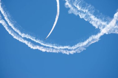 Torre Del Mar, İspanya - 29 Temmuz 2018 uçakları uçan plaj bir sahil kasabasında, Andalusia içinde airshow akrobasi üzerinden