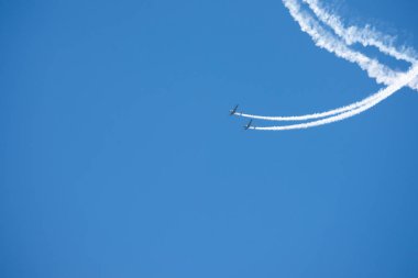 Torre Del Mar, İspanya - 29 Temmuz 2018 uçakları uçan plaj bir sahil kasabasında, Andalusia içinde airshow akrobasi üzerinden