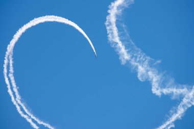 Torre Del Mar, İspanya - 29 Temmuz 2018 uçakları uçan plaj bir sahil kasabasında, Andalusia içinde airshow akrobasi üzerinden