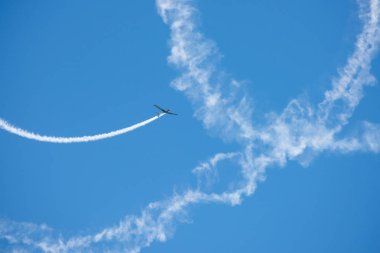 Torre Del Mar, İspanya - 29 Temmuz 2018 uçakları uçan plaj bir sahil kasabasında, Andalusia içinde airshow akrobasi üzerinden