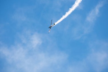 Torre Del Mar, İspanya - 29 Temmuz 2018 uçakları uçan plaj bir sahil kasabasında, Andalusia içinde airshow akrobasi üzerinden