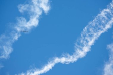 Torre Del Mar, İspanya - 29 Temmuz 2018 uçakları uçan plaj bir sahil kasabasında, Andalusia içinde airshow akrobasi üzerinden