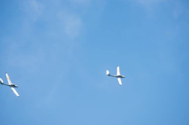 Torre Del Mar, İspanya - 29 Temmuz 2018 uçakları uçan plaj bir sahil kasabasında, Andalusia içinde airshow akrobasi üzerinden