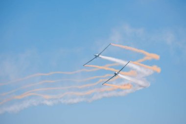 Torre Del Mar, İspanya - 29 Temmuz 2018 uçakları uçan plaj bir sahil kasabasında, Andalusia içinde airshow akrobasi üzerinden