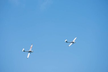 Torre Del Mar, İspanya - 29 Temmuz 2018 uçakları uçan plaj bir sahil kasabasında, Andalusia içinde airshow akrobasi üzerinden