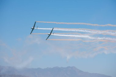 Torre Del Mar, İspanya - 29 Temmuz 2018 uçakları uçan plaj bir sahil kasabasında, Andalusia içinde airshow akrobasi üzerinden