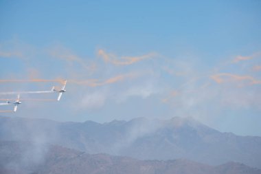 Torre Del Mar, İspanya - 29 Temmuz 2018 uçakları uçan plaj bir sahil kasabasında, Andalusia içinde airshow akrobasi üzerinden