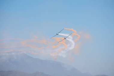 Torre Del Mar, İspanya - 29 Temmuz 2018 uçakları uçan plaj bir sahil kasabasında, Andalusia içinde airshow akrobasi üzerinden