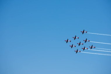 Torre Del Mar, İspanya - 29 Temmuz 2018 uçakları uçan plaj bir sahil kasabasında, Andalusia içinde airshow akrobasi üzerinden