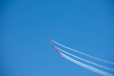 Torre Del Mar, İspanya - 29 Temmuz 2018 uçakları uçan plaj bir sahil kasabasında, Andalusia içinde airshow akrobasi üzerinden