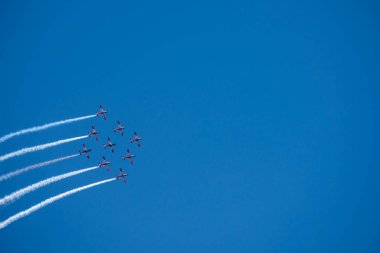 Torre Del Mar, İspanya - 29 Temmuz 2018 uçakları uçan plaj bir sahil kasabasında, Andalusia içinde airshow akrobasi üzerinden