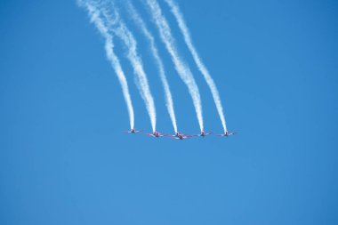 Torre Del Mar, İspanya - 29 Temmuz 2018 uçakları uçan plaj bir sahil kasabasında, Andalusia içinde airshow akrobasi üzerinden