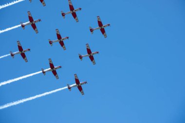 Torre Del Mar, İspanya - 29 Temmuz 2018 uçakları uçan plaj bir sahil kasabasında, Andalusia içinde airshow akrobasi üzerinden