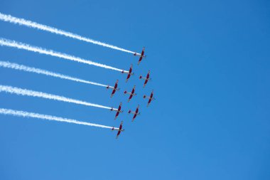 Torre Del Mar, İspanya - 29 Temmuz 2018 uçakları uçan plaj bir sahil kasabasında, Andalusia içinde airshow akrobasi üzerinden
