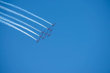 Torre Del Mar, İspanya - 29 Temmuz 2018 uçakları uçan plaj bir sahil kasabasında, Andalusia içinde airshow akrobasi üzerinden