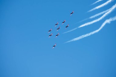 Torre Del Mar, İspanya - 29 Temmuz 2018 uçakları uçan plaj bir sahil kasabasında, Andalusia içinde airshow akrobasi üzerinden