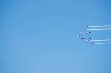 Torre Del Mar, İspanya - 29 Temmuz 2018 uçakları uçan plaj bir sahil kasabasında, Andalusia içinde airshow akrobasi üzerinden