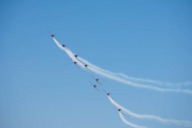 Torre Del Mar, İspanya - 29 Temmuz 2018 uçakları uçan plaj bir sahil kasabasında, Andalusia içinde airshow akrobasi üzerinden