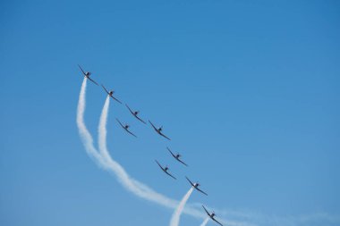 Torre Del Mar, İspanya - 29 Temmuz 2018 uçakları uçan plaj bir sahil kasabasında, Andalusia içinde airshow akrobasi üzerinden