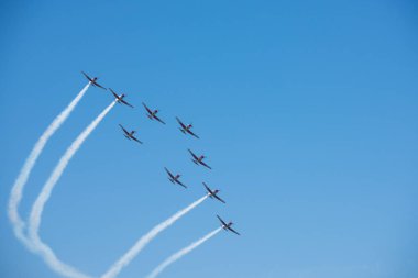 Torre Del Mar, İspanya - 29 Temmuz 2018 uçakları uçan plaj bir sahil kasabasında, Andalusia içinde airshow akrobasi üzerinden