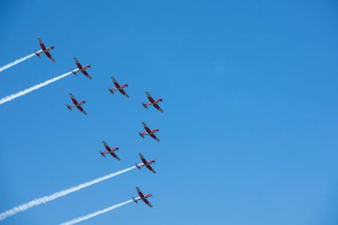 Torre Del Mar, İspanya - 29 Temmuz 2018 uçakları uçan plaj bir sahil kasabasında, Andalusia içinde airshow akrobasi üzerinden