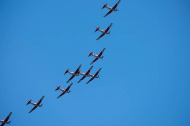 Torre Del Mar, İspanya - 29 Temmuz 2018 uçakları uçan plaj bir sahil kasabasında, Andalusia içinde airshow akrobasi üzerinden