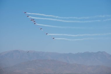 Torre Del Mar, İspanya - 29 Temmuz 2018 uçakları uçan plaj bir sahil kasabasında, Andalusia içinde airshow akrobasi üzerinden
