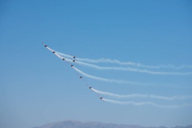 Torre Del Mar, İspanya - 29 Temmuz 2018 uçakları uçan plaj bir sahil kasabasında, Andalusia içinde airshow akrobasi üzerinden
