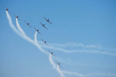 Torre Del Mar, İspanya - 29 Temmuz 2018 uçakları uçan plaj bir sahil kasabasında, Andalusia içinde airshow akrobasi üzerinden