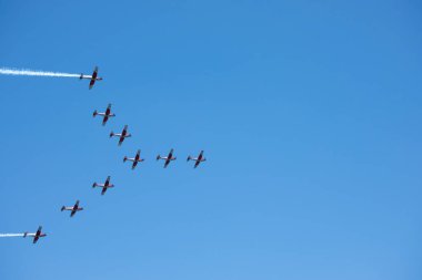Torre Del Mar, İspanya - 29 Temmuz 2018 uçakları uçan plaj bir sahil kasabasında, Andalusia içinde airshow akrobasi üzerinden