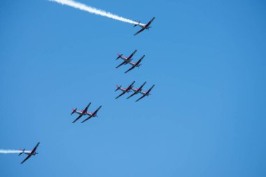Torre Del Mar, İspanya - 29 Temmuz 2018 uçakları uçan plaj bir sahil kasabasında, Andalusia içinde airshow akrobasi üzerinden