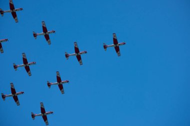 Torre Del Mar, İspanya - 29 Temmuz 2018 uçakları uçan plaj bir sahil kasabasında, Andalusia içinde airshow akrobasi üzerinden