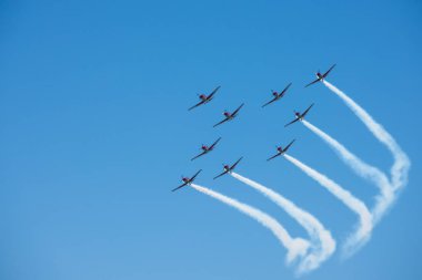 Torre Del Mar, İspanya - 29 Temmuz 2018 uçakları uçan plaj bir sahil kasabasında, Andalusia içinde airshow akrobasi üzerinden