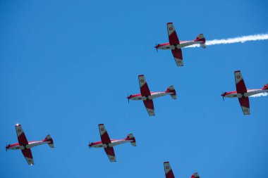 Torre Del Mar, İspanya - 29 Temmuz 2018 uçakları uçan plaj bir sahil kasabasında, Andalusia içinde airshow akrobasi üzerinden