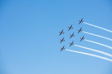 Torre Del Mar, İspanya - 29 Temmuz 2018 uçakları uçan plaj bir sahil kasabasında, Andalusia içinde airshow akrobasi üzerinden