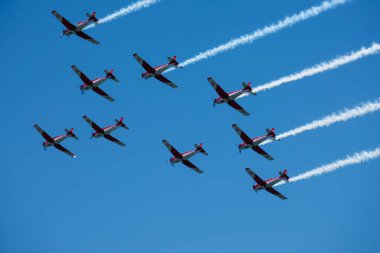 Torre Del Mar, İspanya - 29 Temmuz 2018 uçakları uçan plaj bir sahil kasabasında, Andalusia içinde airshow akrobasi üzerinden