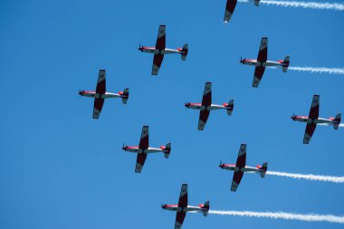 Torre Del Mar, İspanya - 29 Temmuz 2018 uçakları uçan plaj bir sahil kasabasında, Andalusia içinde airshow akrobasi üzerinden