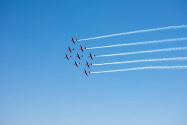 Torre Del Mar, İspanya - 29 Temmuz 2018 uçakları uçan plaj bir sahil kasabasında, Andalusia içinde airshow akrobasi üzerinden