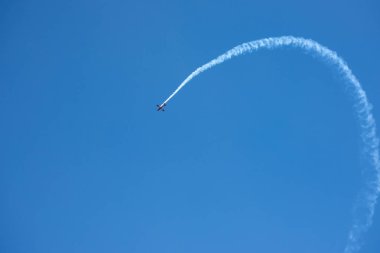 Torre Del Mar, İspanya - 29 Temmuz 2018 uçakları uçan plaj bir sahil kasabasında, Andalusia içinde airshow akrobasi üzerinden