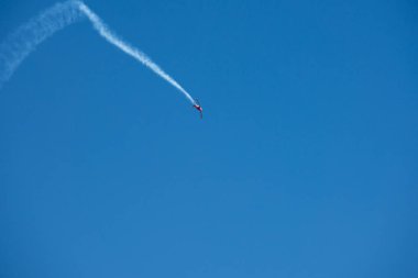 Torre Del Mar, İspanya - 29 Temmuz 2018 uçakları uçan plaj bir sahil kasabasında, Andalusia içinde airshow akrobasi üzerinden